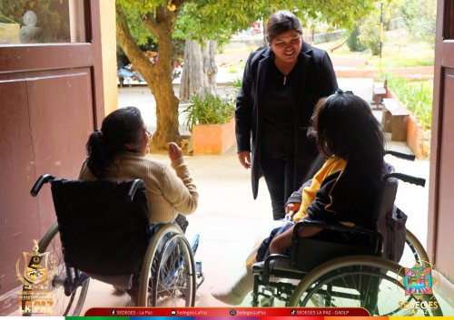 COMPROMETIDA CON LA GESTIÓN DEL GOBERNADOR  M.Sc. SANTOS QUISPE QUISPE, LA DIRECTORA REALIZA LA SUPERVISIÓN AL INSTITUTO ERICK BOULTER Y LA CONSTRUCCIÓN DE LOS SANITARIOS