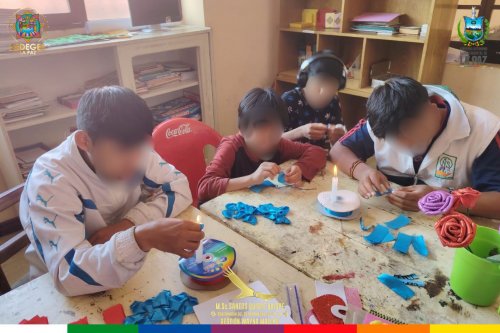ADOLESCENTES DEL CENTRO MÉNDEZ ARCOS CREAN MANUALIDADES EN GOMA EVA PARA CELEBRAR EL DÍA DEL AMOR Y LA PRIMAVERA