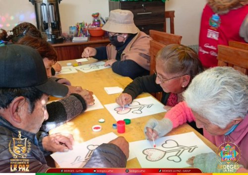 VOLUNTARIOS UNIVERSITARIOS VISITAN EL CENTRO TRANSITORIO INTERPROVINCIAL LA PAZ Y ALEGRAN A LOS ADULTOS MAYORES