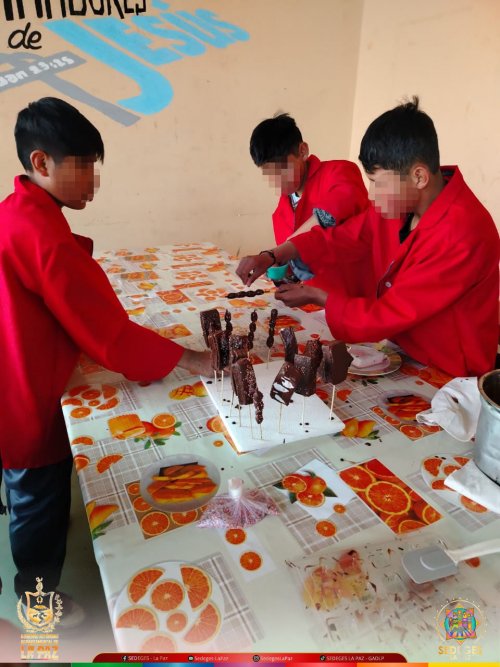 ADOLESCENTES DEL CENTRO MÉNDEZ ARCOS APRENDEN EL ARTE DEL CHOCOLATE PARA EMPRENDER EN SU VIDA
